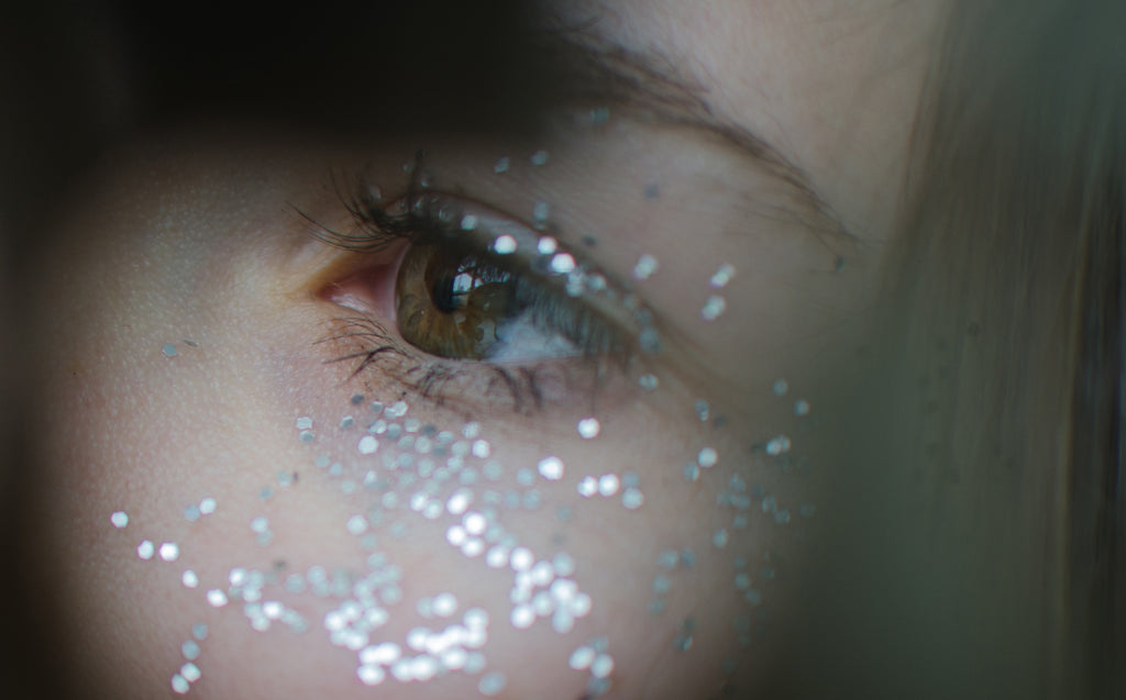 How to remove glitter makeup from your face, hair and nails