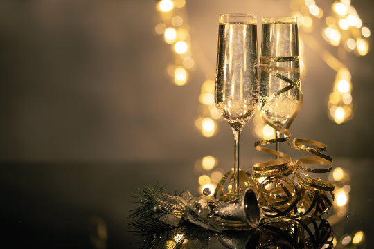 2 glasses of champagne with festive decorations, an essential for Christmas party planning!