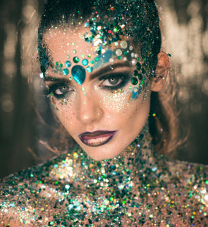 Emma Mcivey wearing green and blue glitter pot combined with dark shimmery lips